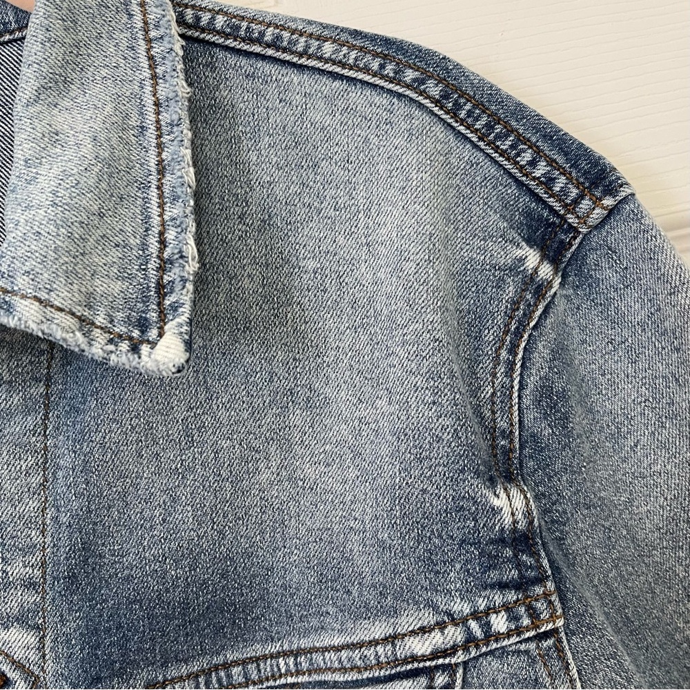Lee Men’s Light Wash Distressed Denim Jean Jacket - Picture 5 of 14